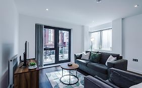 York City Centre Apartment With Balcony & Free Parking